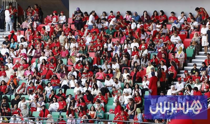 شغف المرأة المغربية بكرة القدم: من التشجيع إلى التحليل